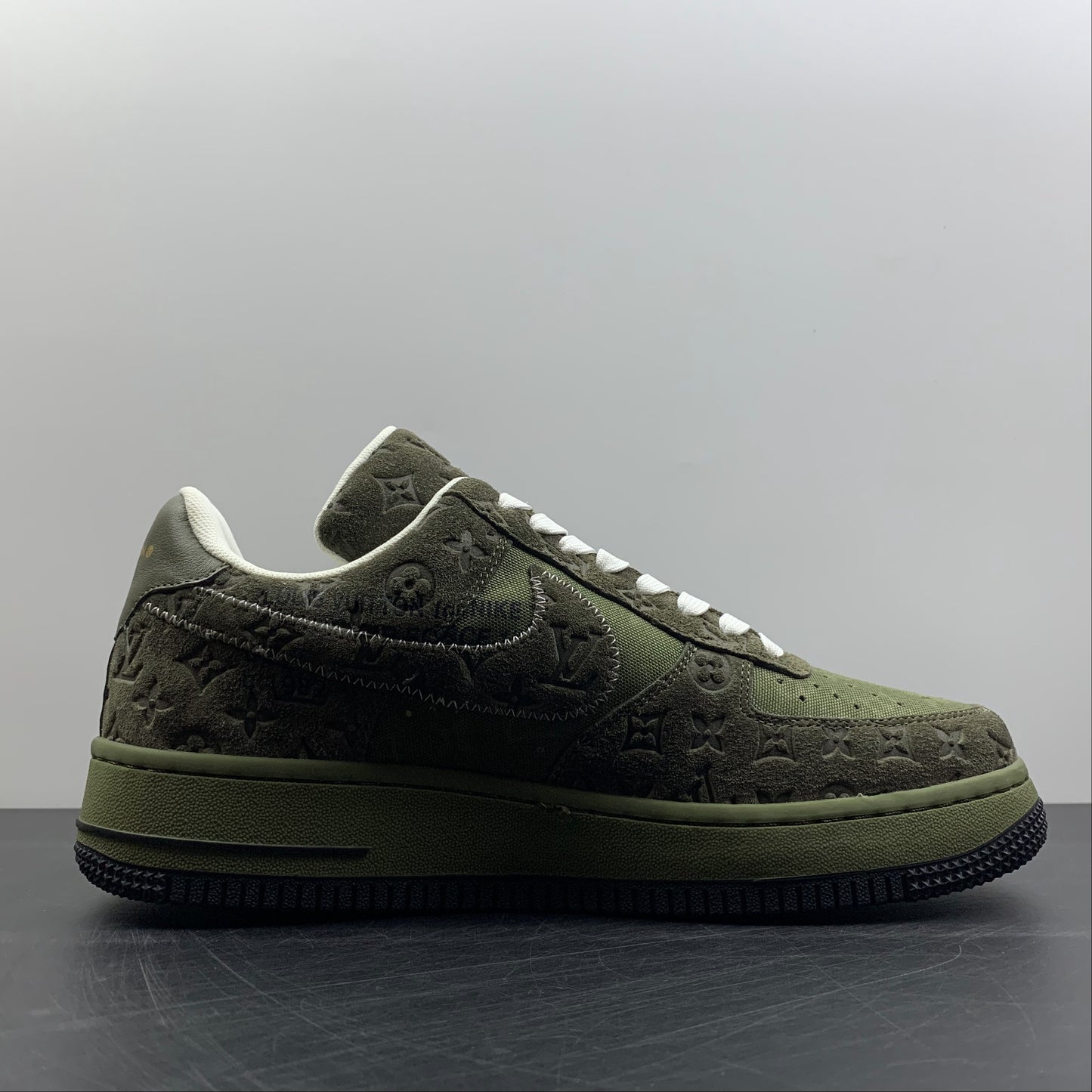 NIKE Air Force 1 LV