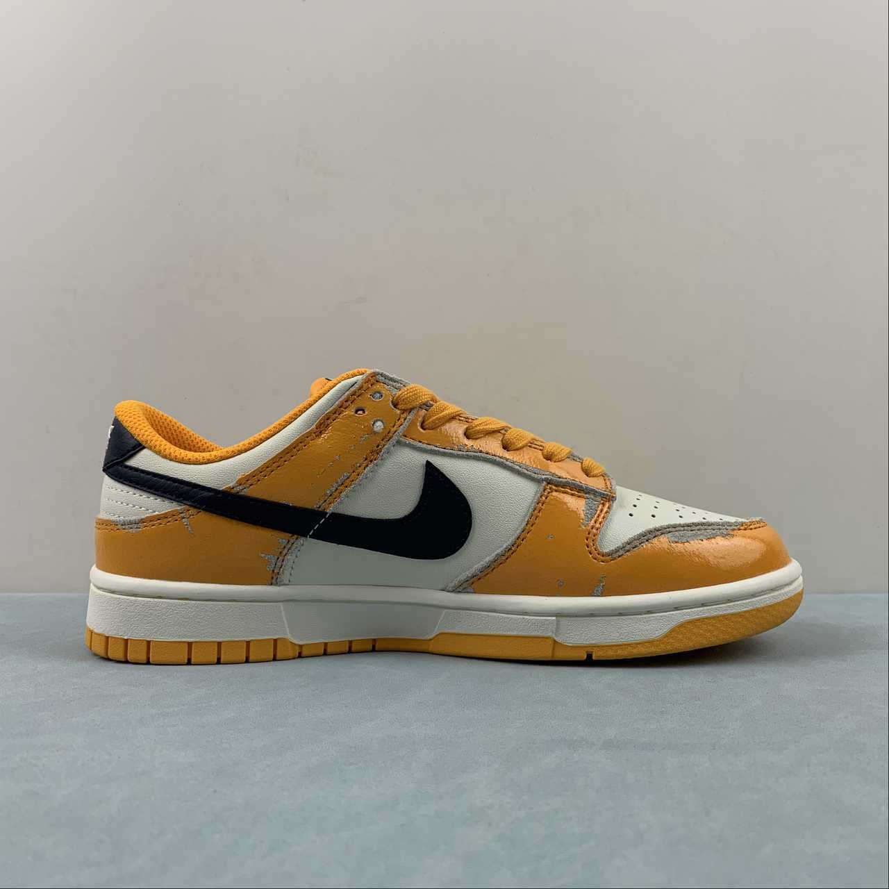 Nike Nike SB Dunk Low Shoes FN3418-100