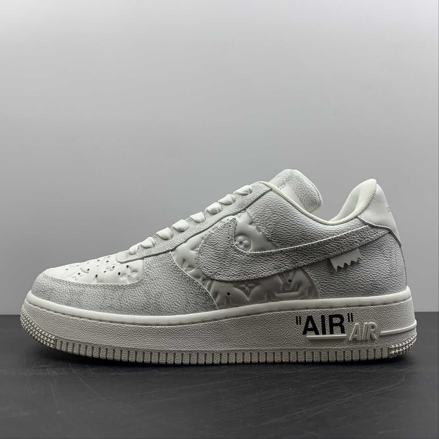 NIKE Air Force 1 LV