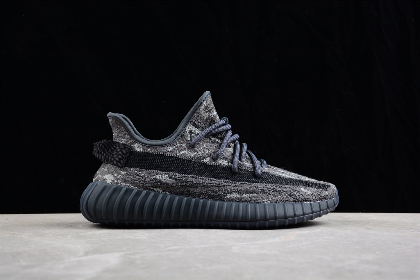 AD Yeezy Boost 350 V2 ID4811