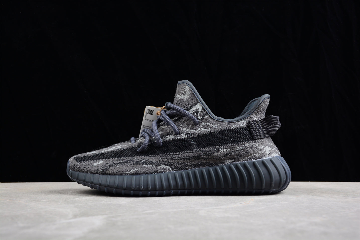 AD Yeezy Boost 350 V2 ID4811