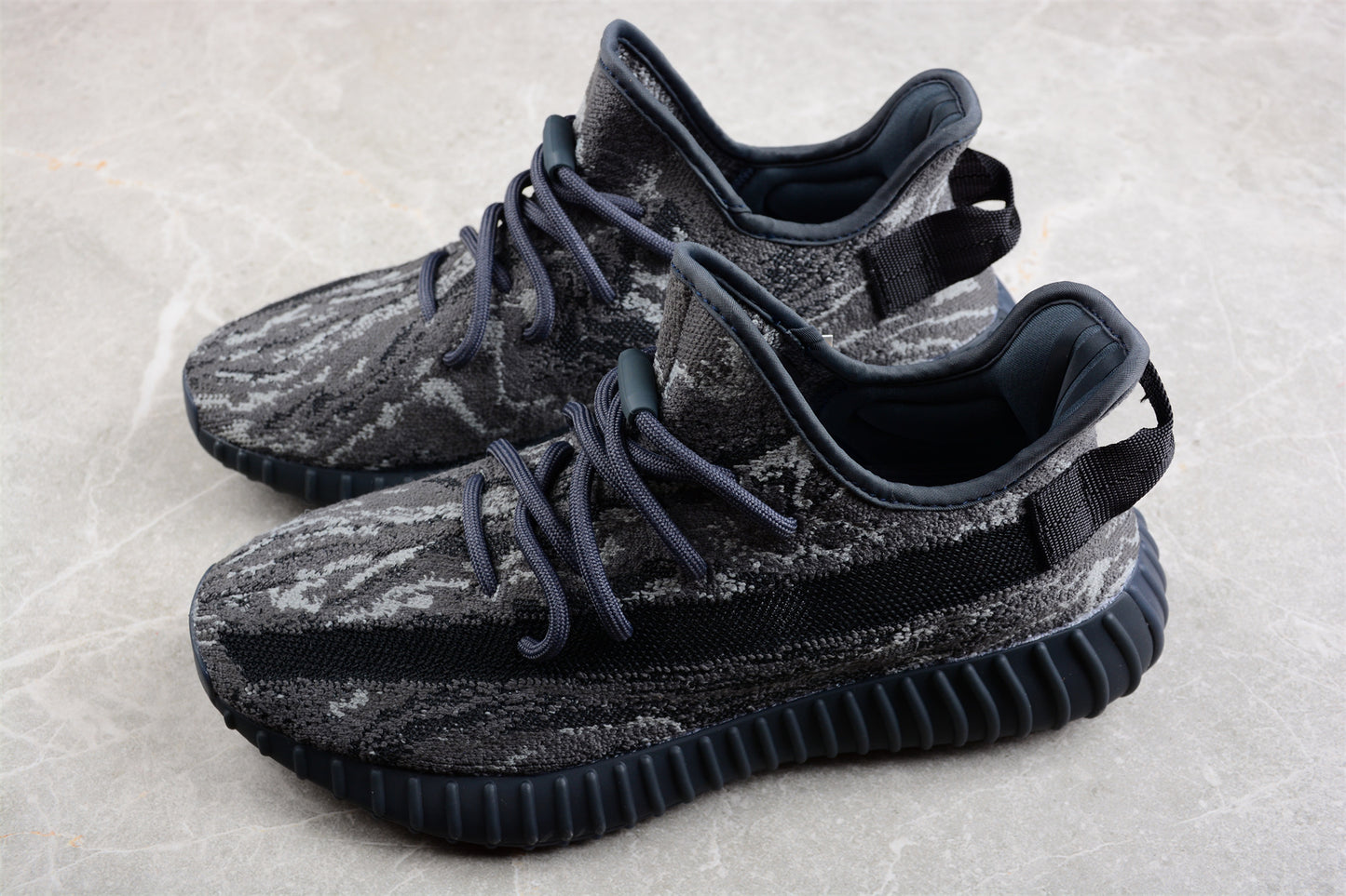 AD Yeezy Boost 350 V2 ID4811
