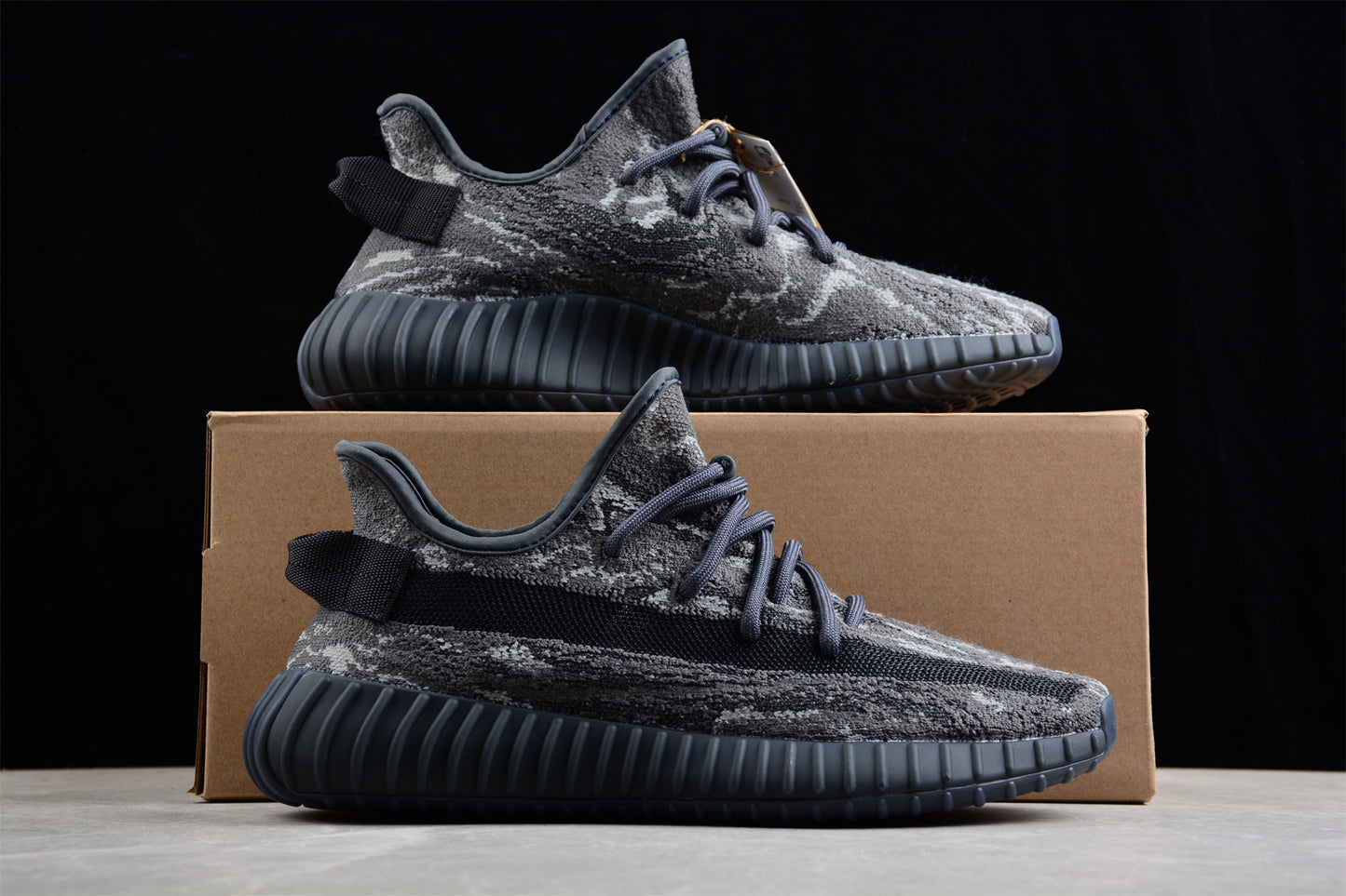 AD Yeezy Boost 350 V2 ID4811