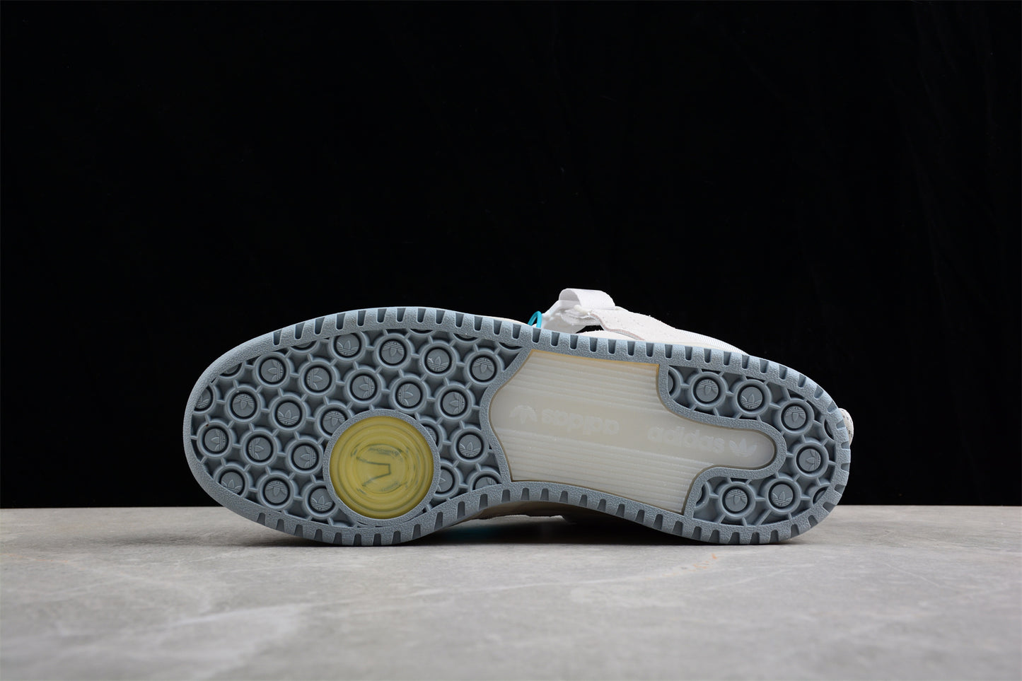 Ad Forum 84 Low HQ2153
