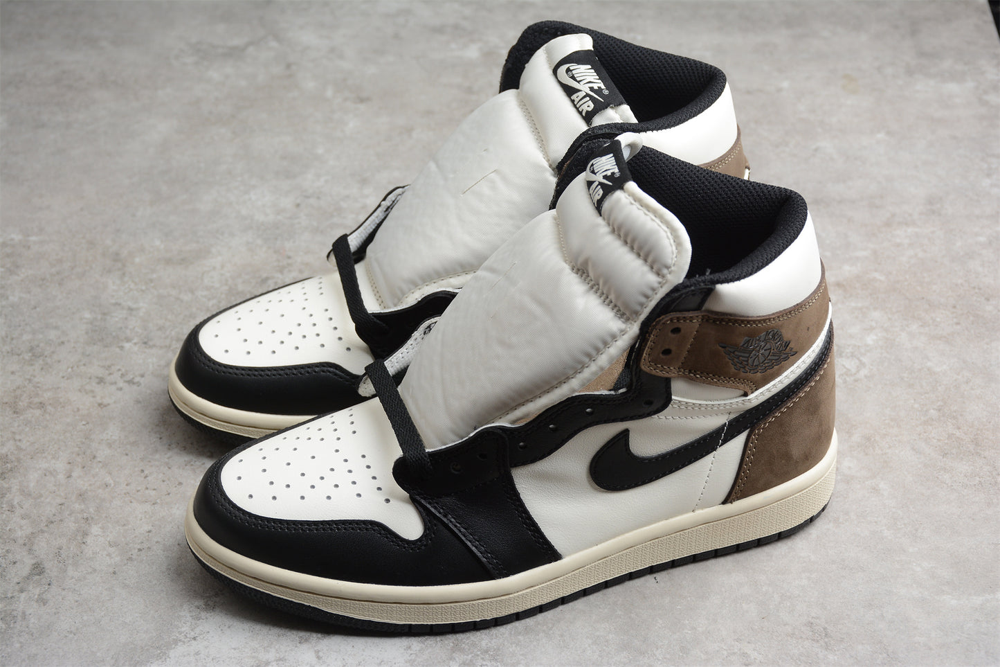 Air Jordan 1 Retro “Dark Mocha” AJ1 555088-105