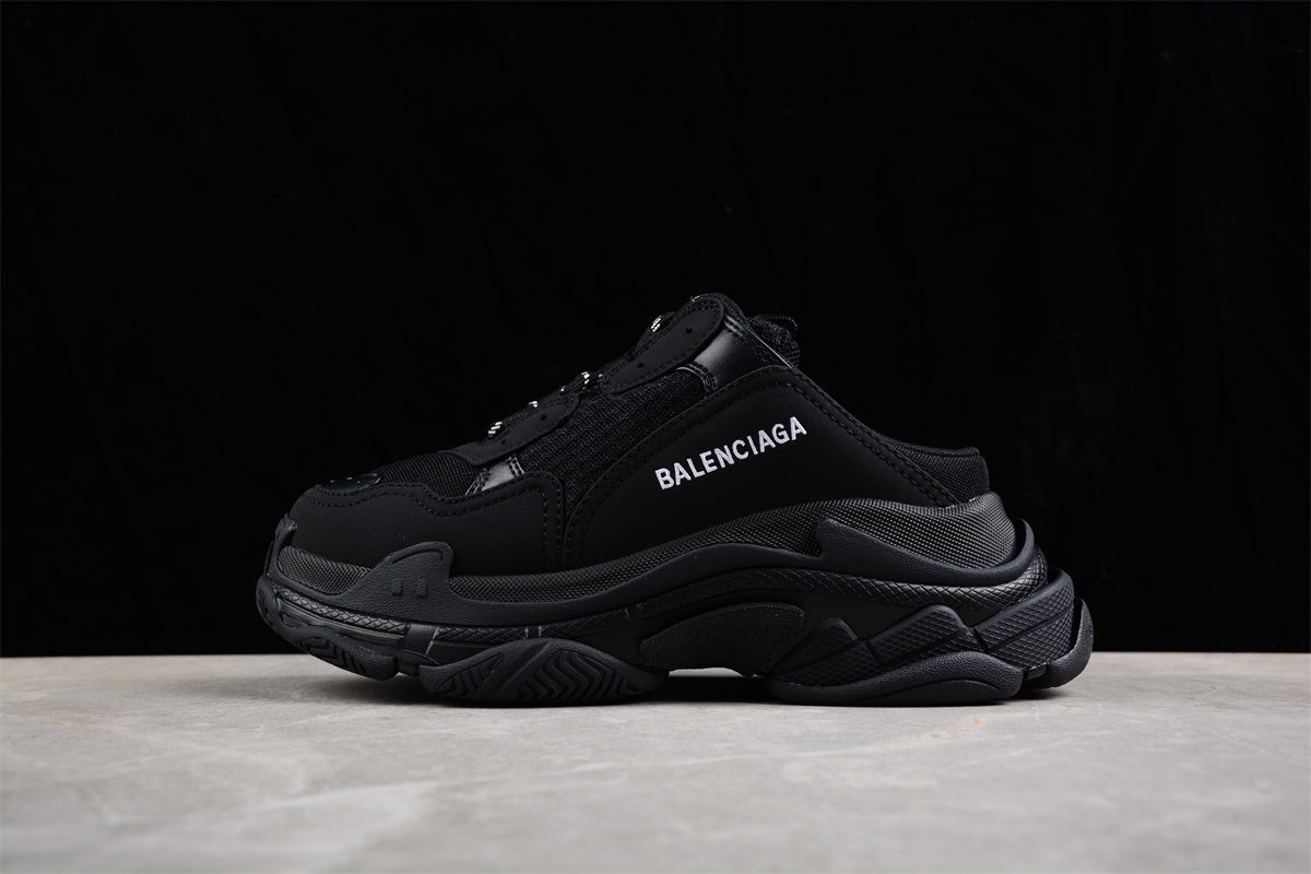 Balenciaga Triple S Sneaker W1F30102