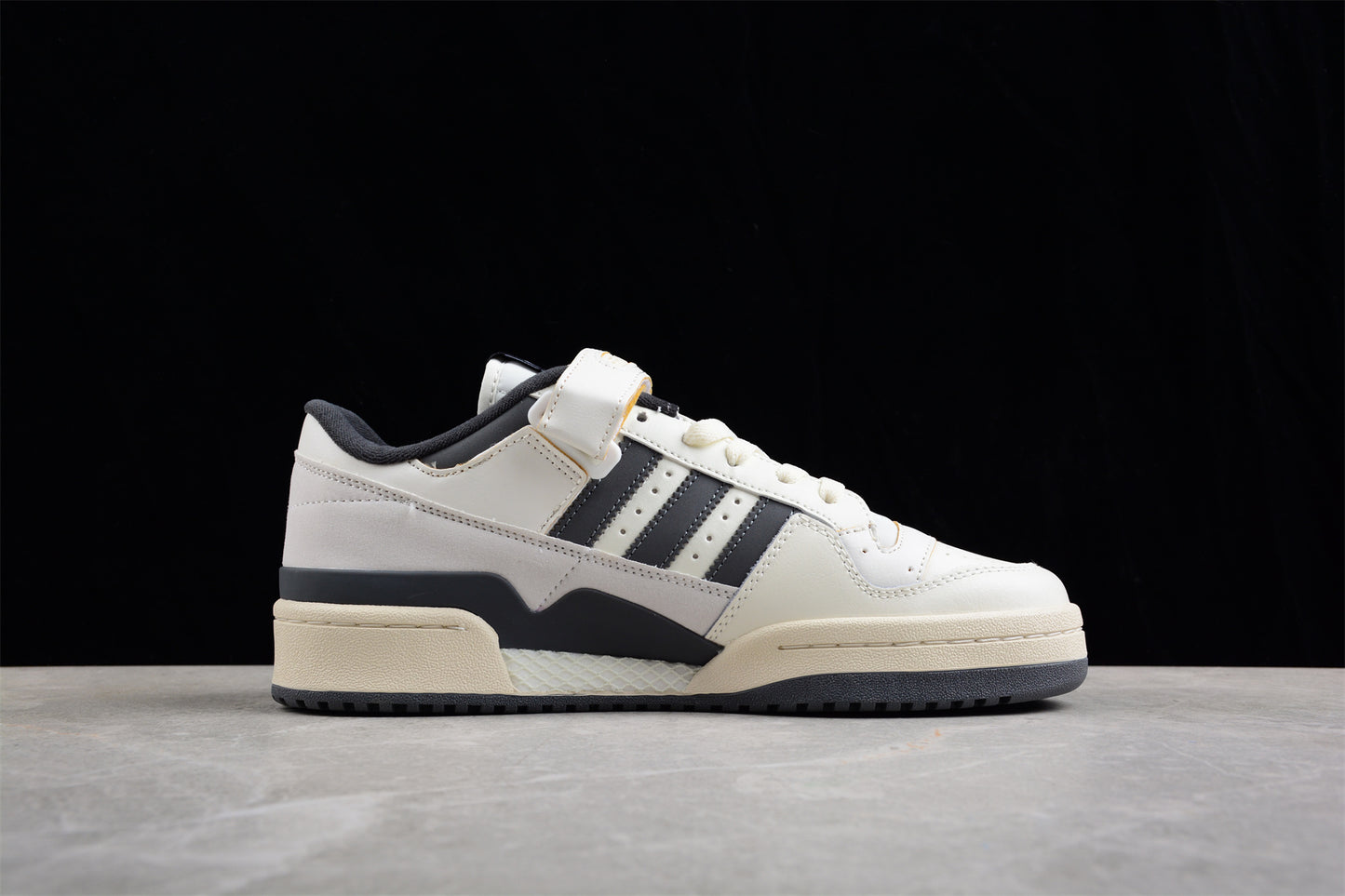 Forum 84 Low HQ4374