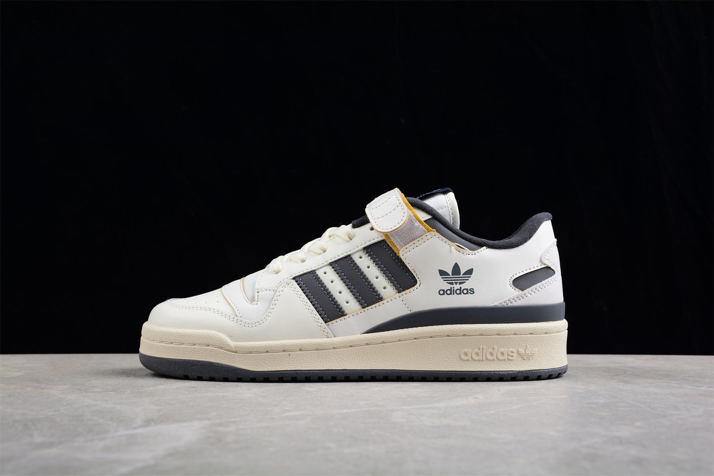 Forum 84 Low HQ4374