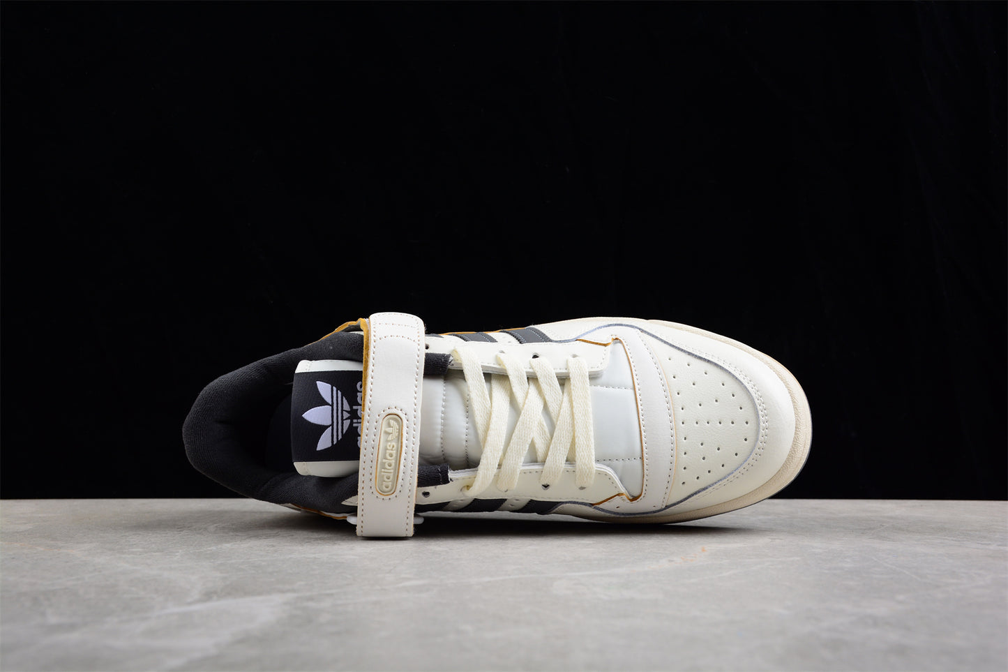 Forum 84 Low HQ4374