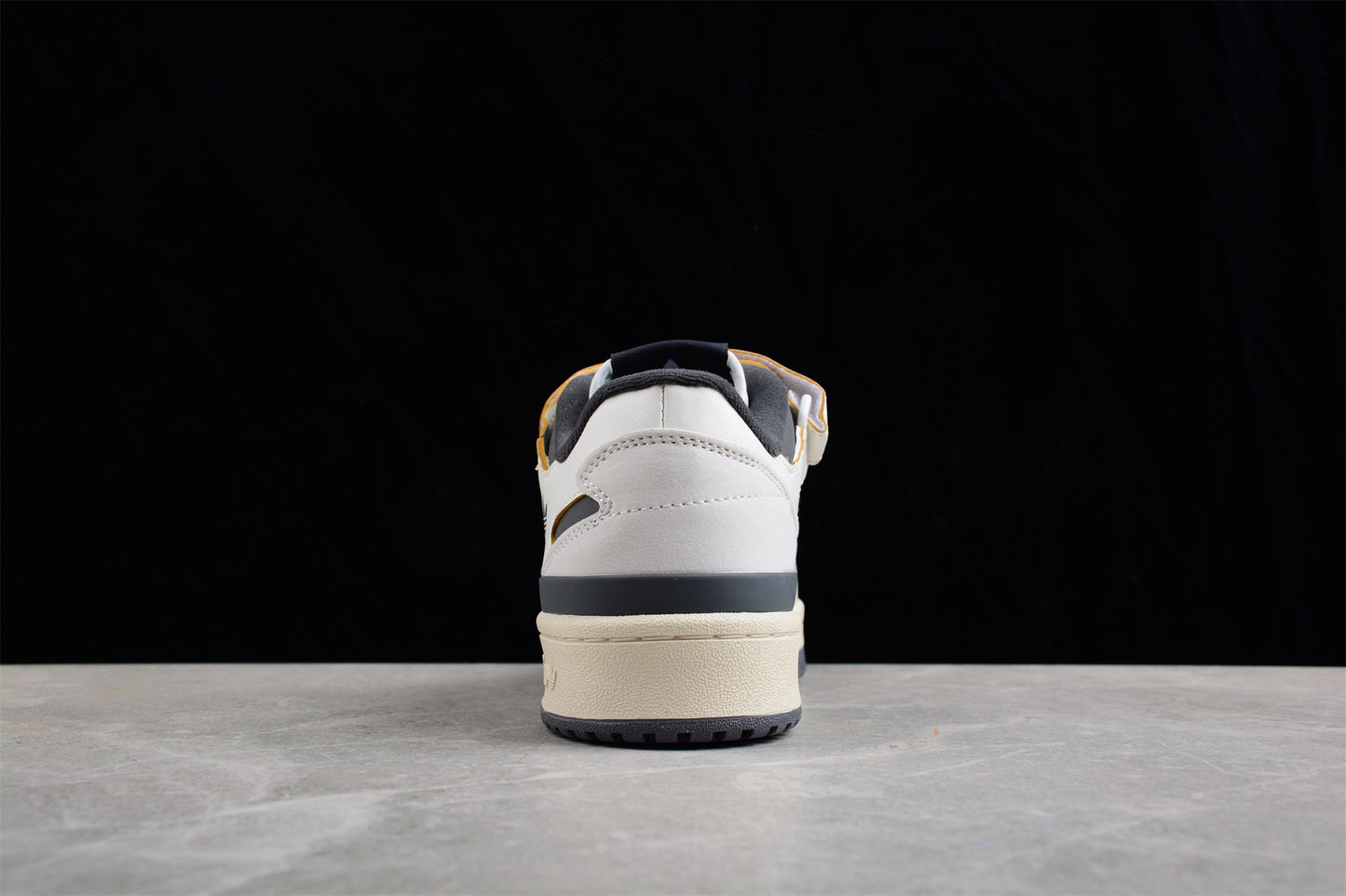 Forum 84 Low HQ4374