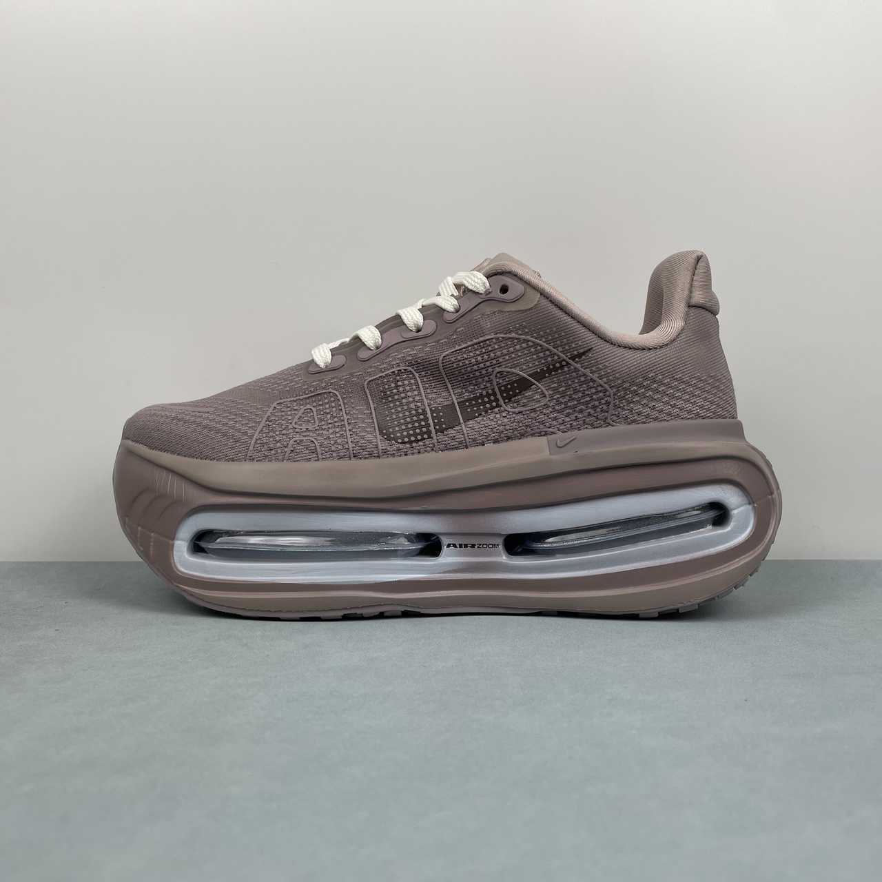 P190 NIKE Vomero Premium FN8453