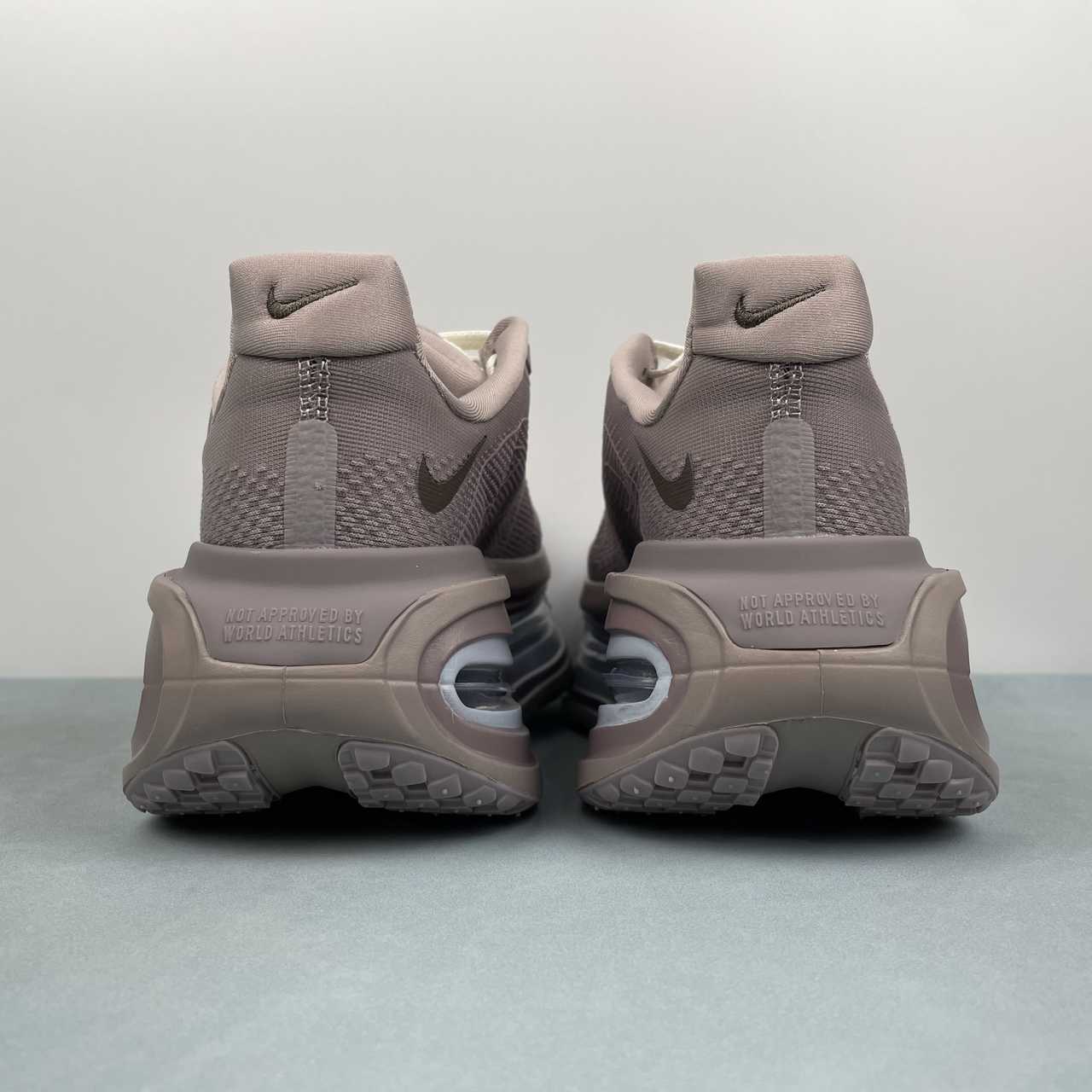 P190 NIKE Vomero Premium FN8453