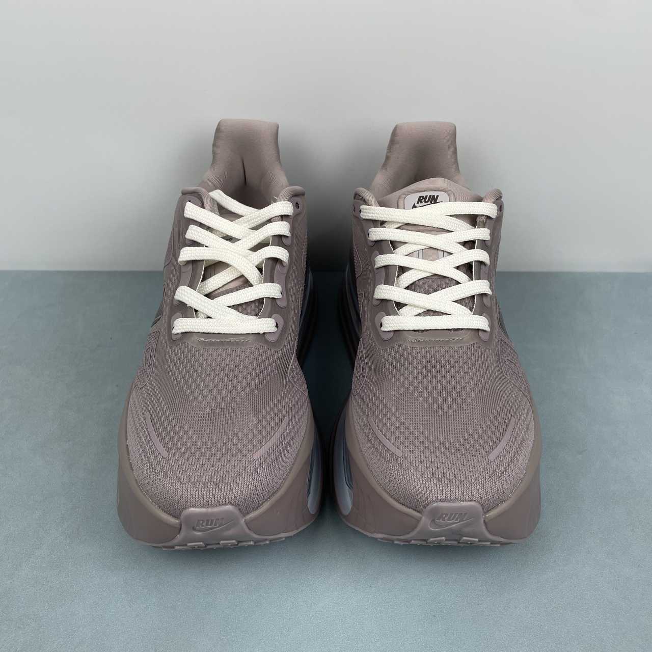 P190 NIKE Vomero Premium FN8453