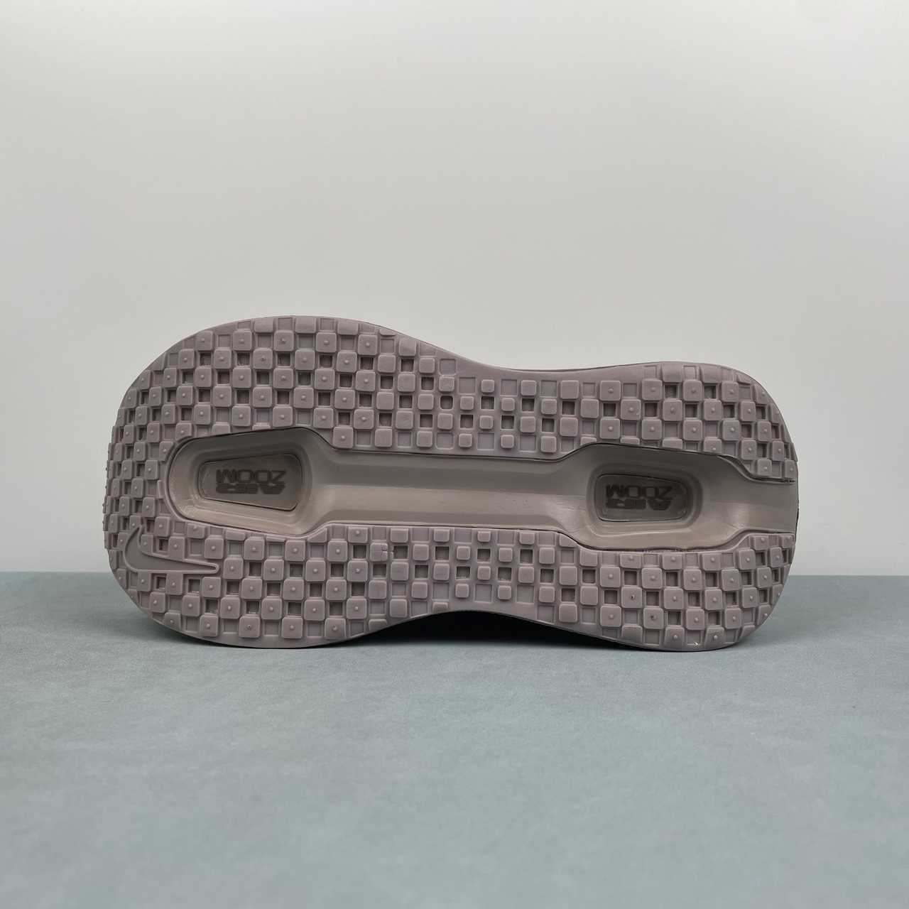 P190 NIKE Vomero Premium FN8453