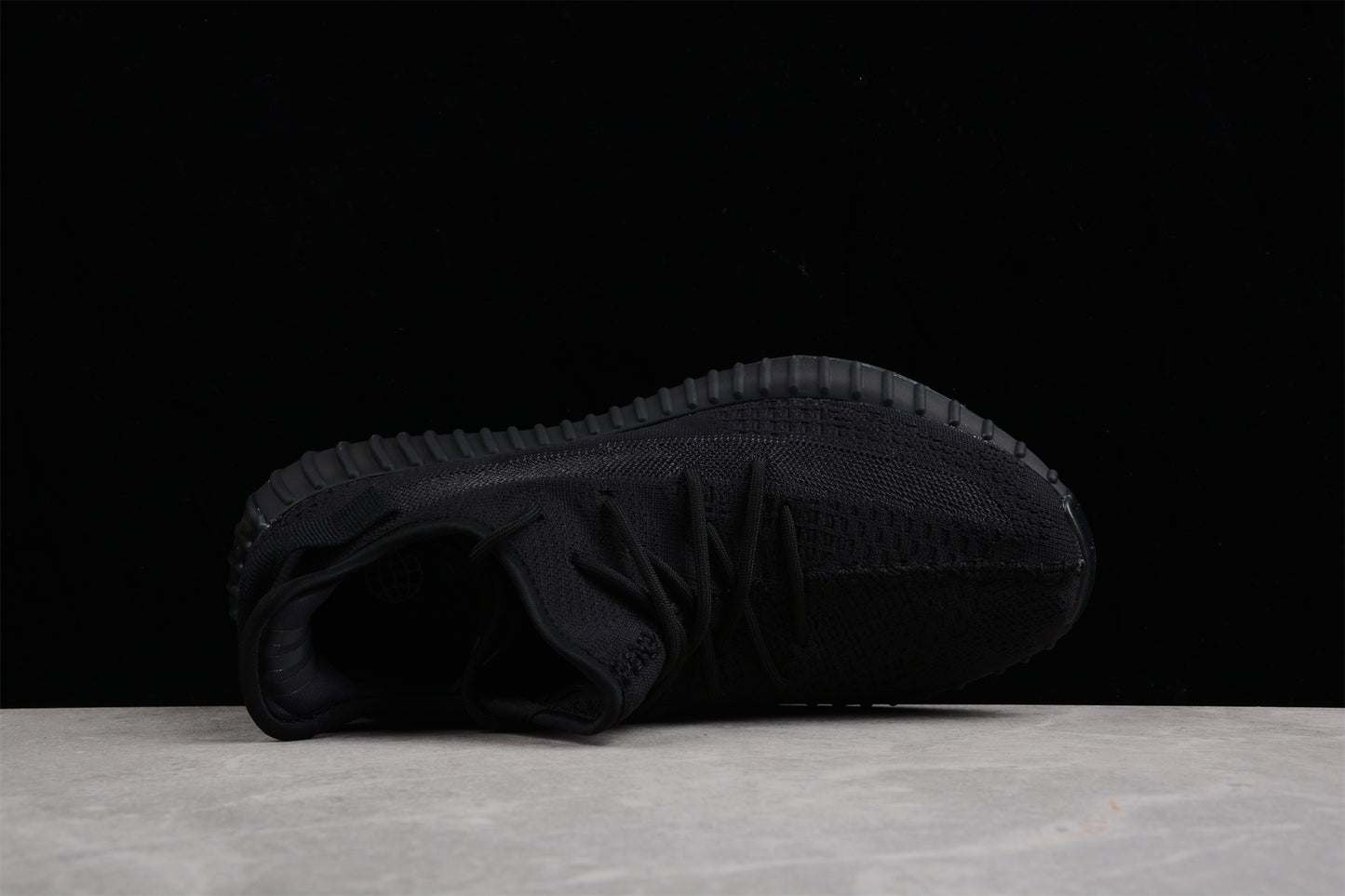 R16 adidas Yeezy Boost 350 V2 Onyx HQ4540