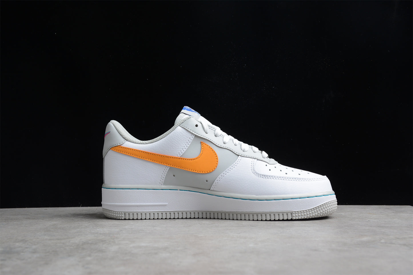 R20 NK Air Force 1 '07 Lv8 EMB DC8874-100