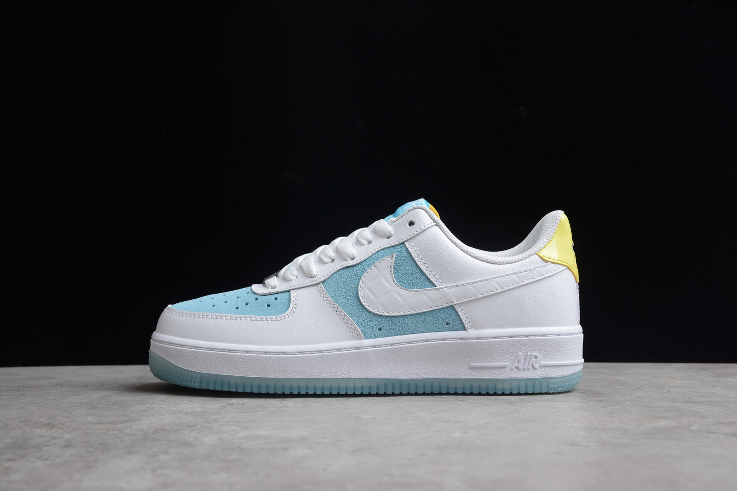 R24 NK Air Force 1 '07 AF1 AA7687-400