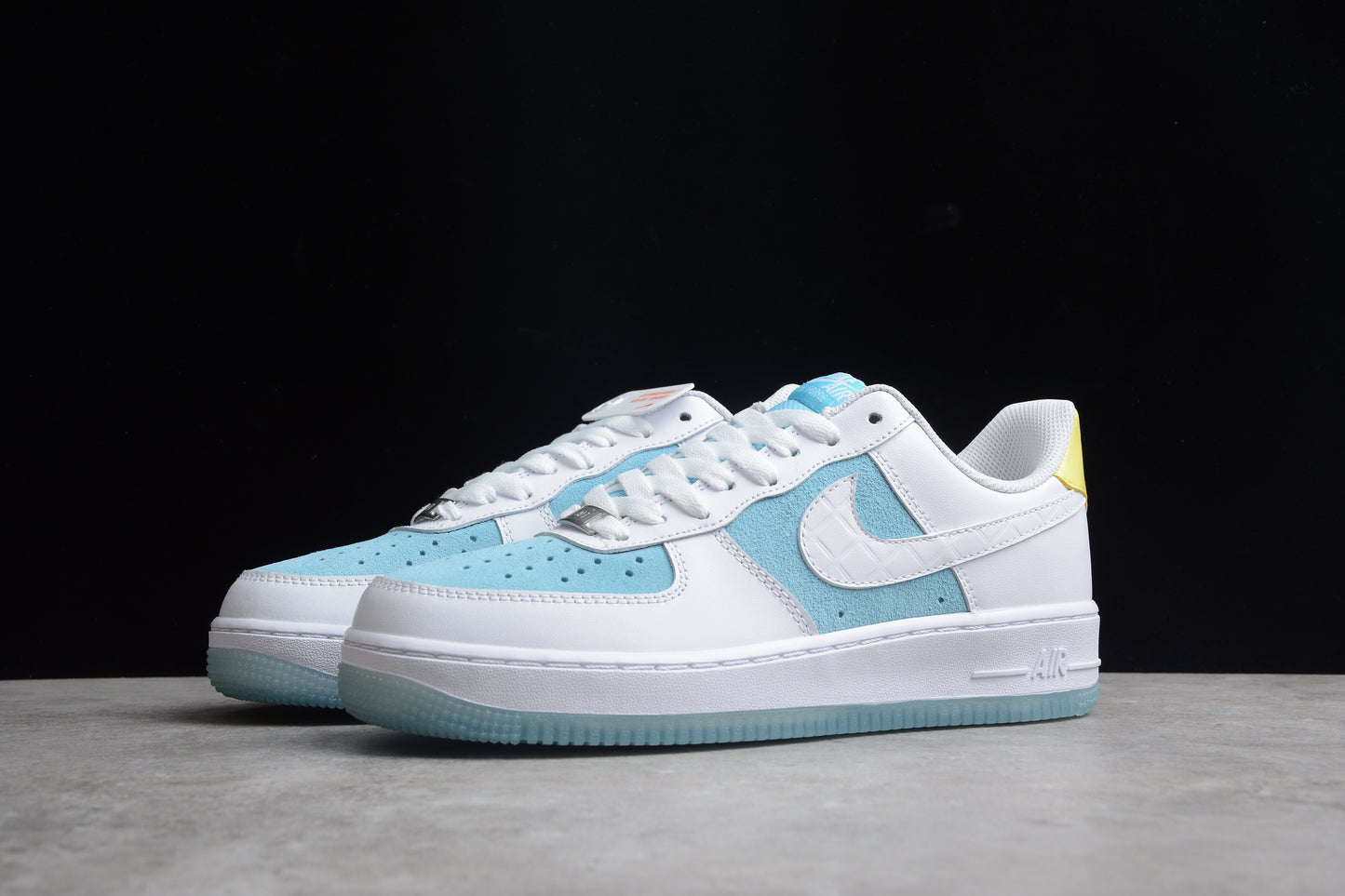 R24 NK Air Force 1 '07 AF1 AA7687-400