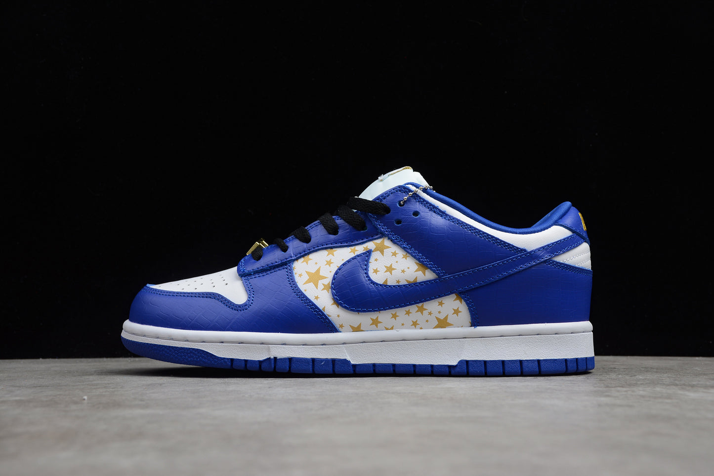 R26 SB Dunk Low x Supreme DH3228-100