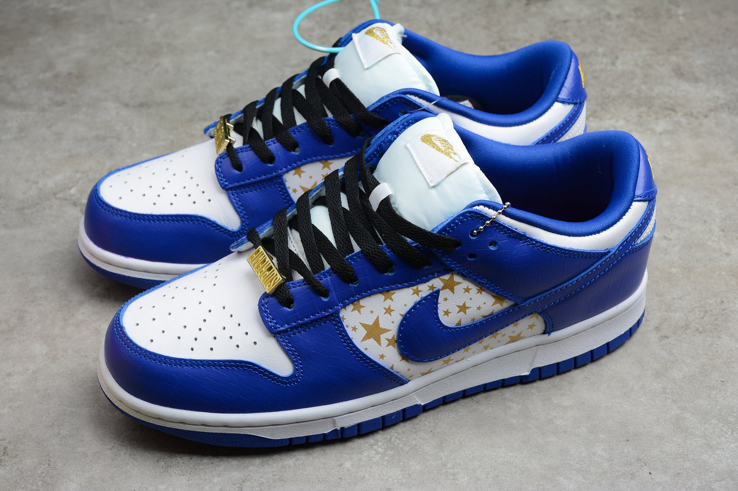 R26 SB Dunk Low x Supreme DH3228-100