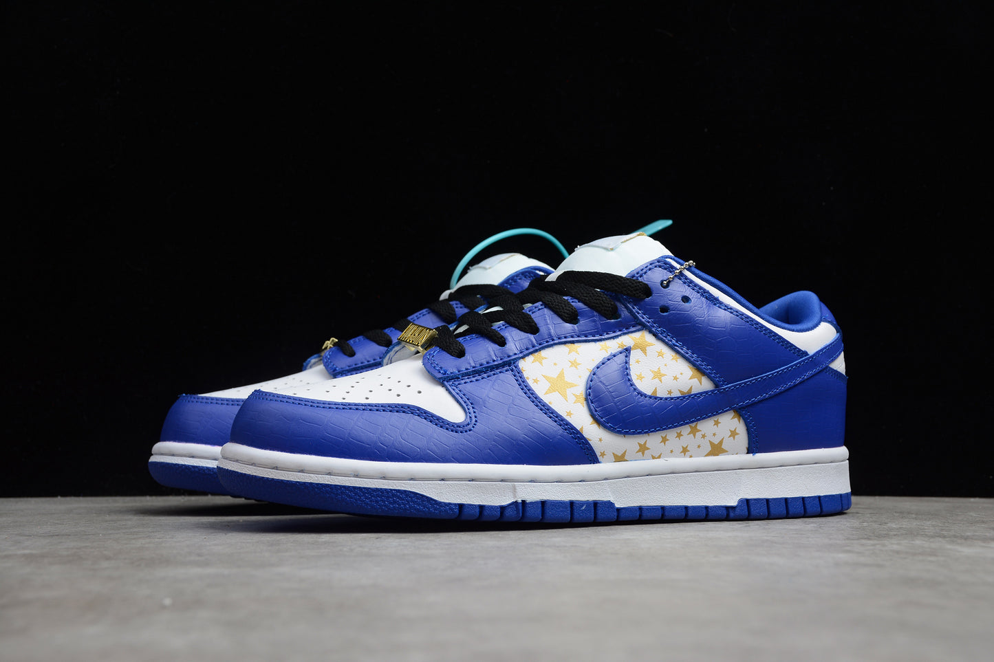 R26 SB Dunk Low x Supreme DH3228-100