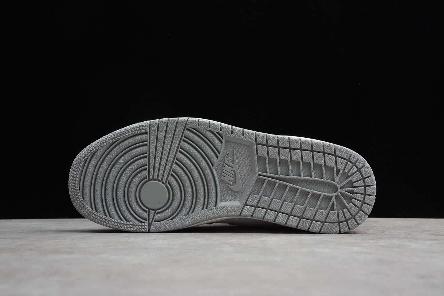 R28 AJ1 555088-116