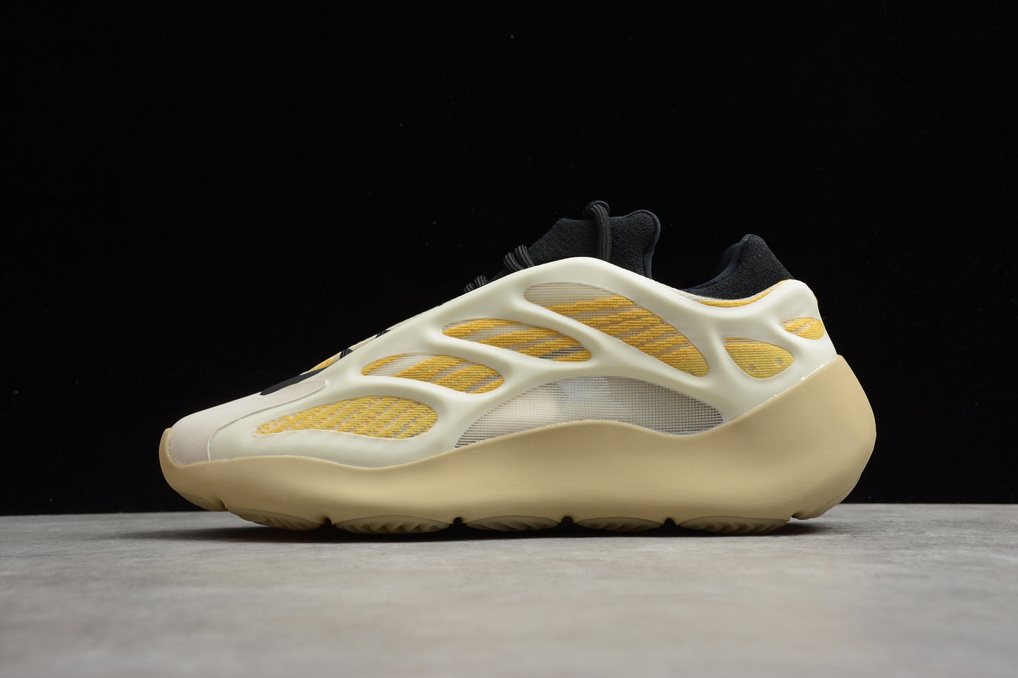R36 Yeezy 700 V3 Srphym G54853