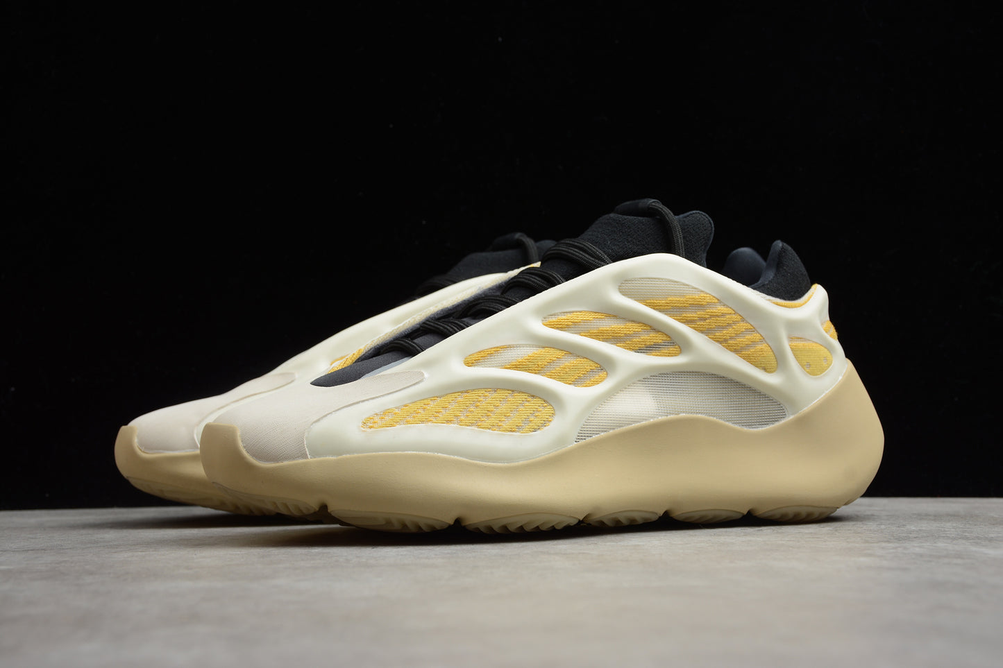 R36 Yeezy 700 V3 Srphym G54853