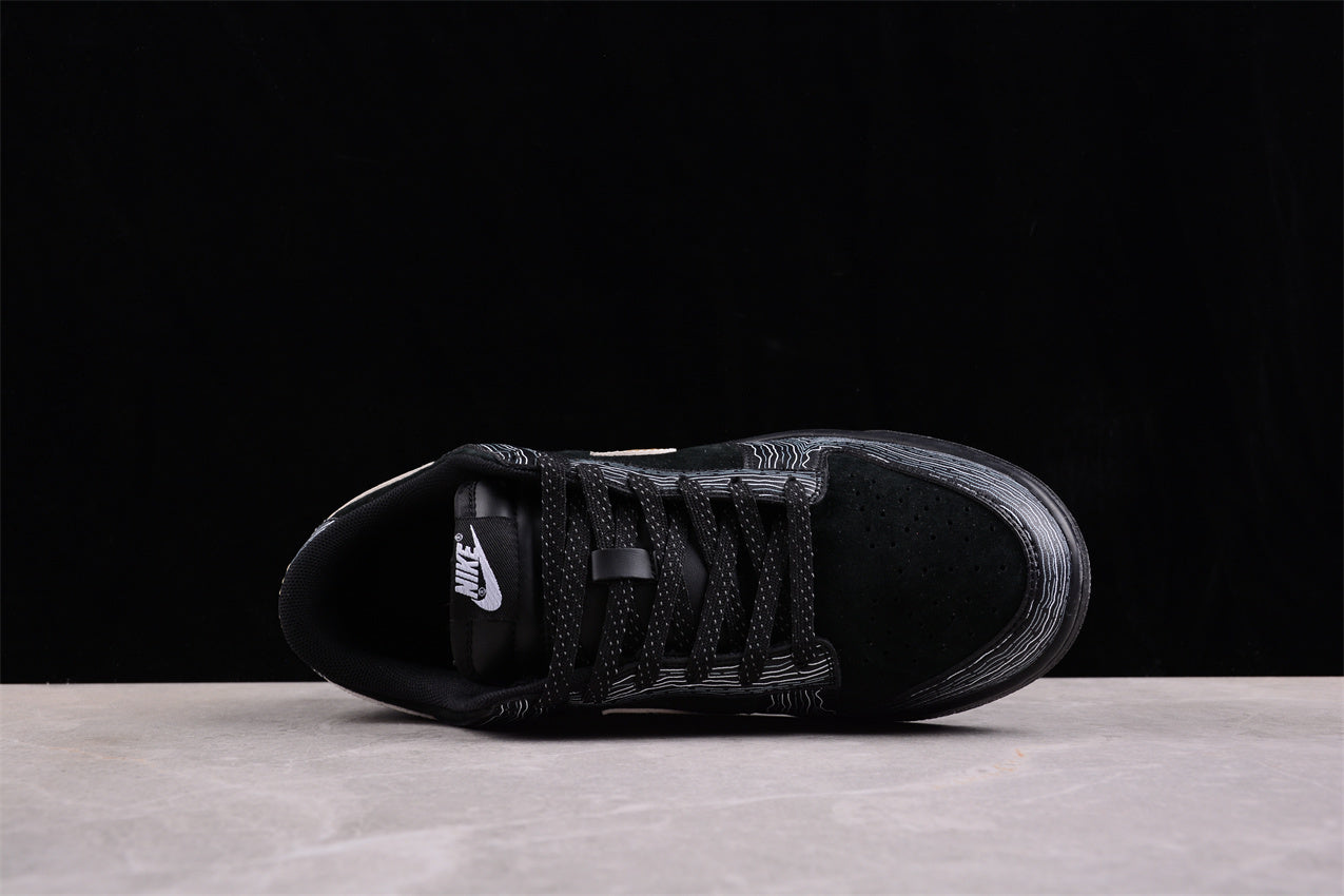 Supreme x Nike SB Dunk Low XD6188-025