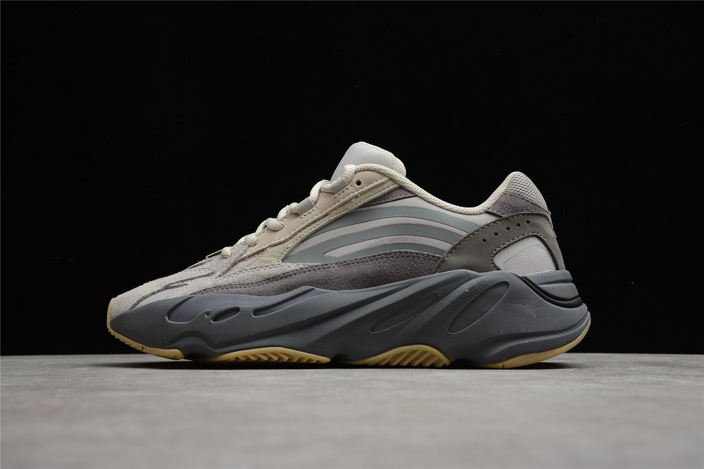 Yeezy boost 700 V2 Tephra