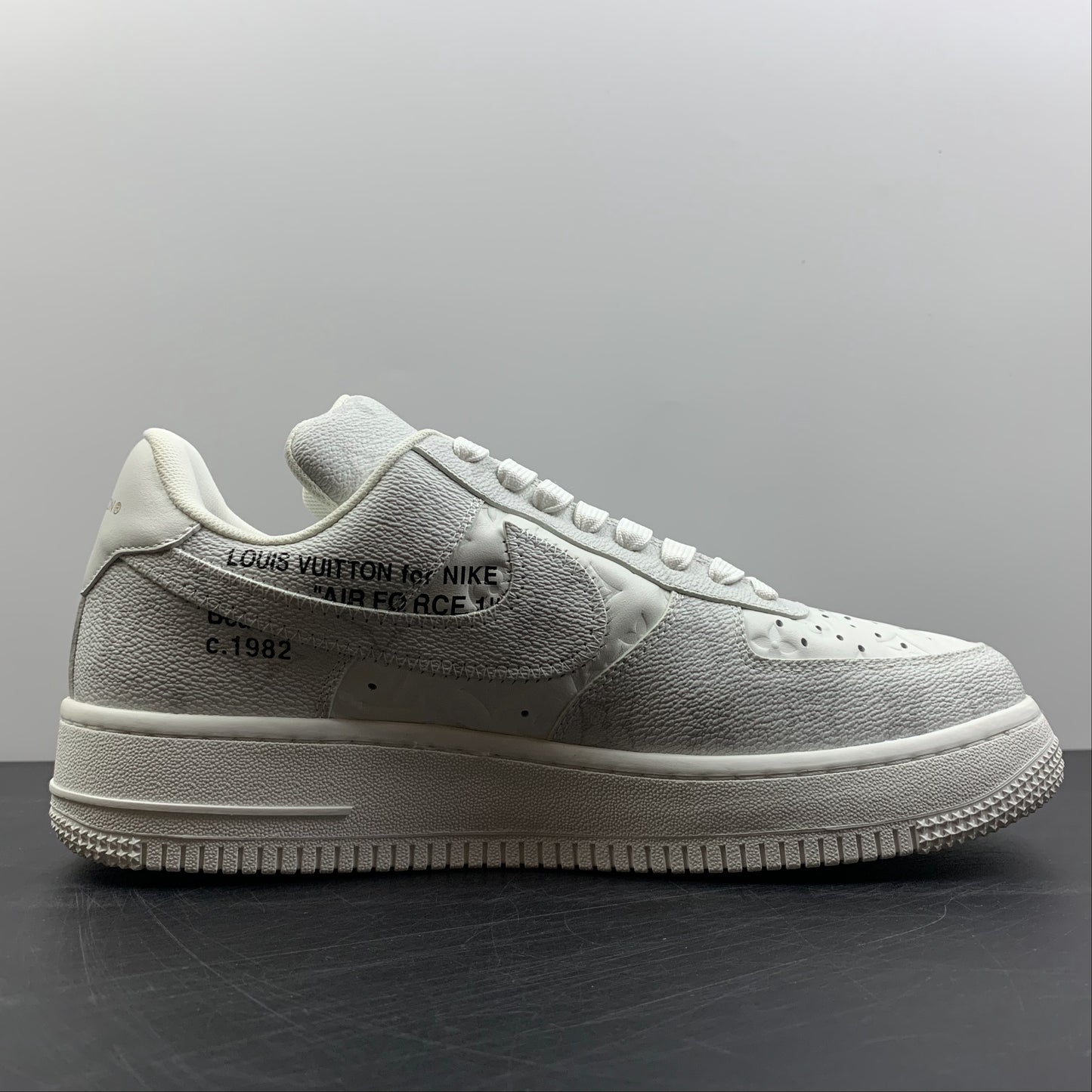 NIKE Air Force 1 LV