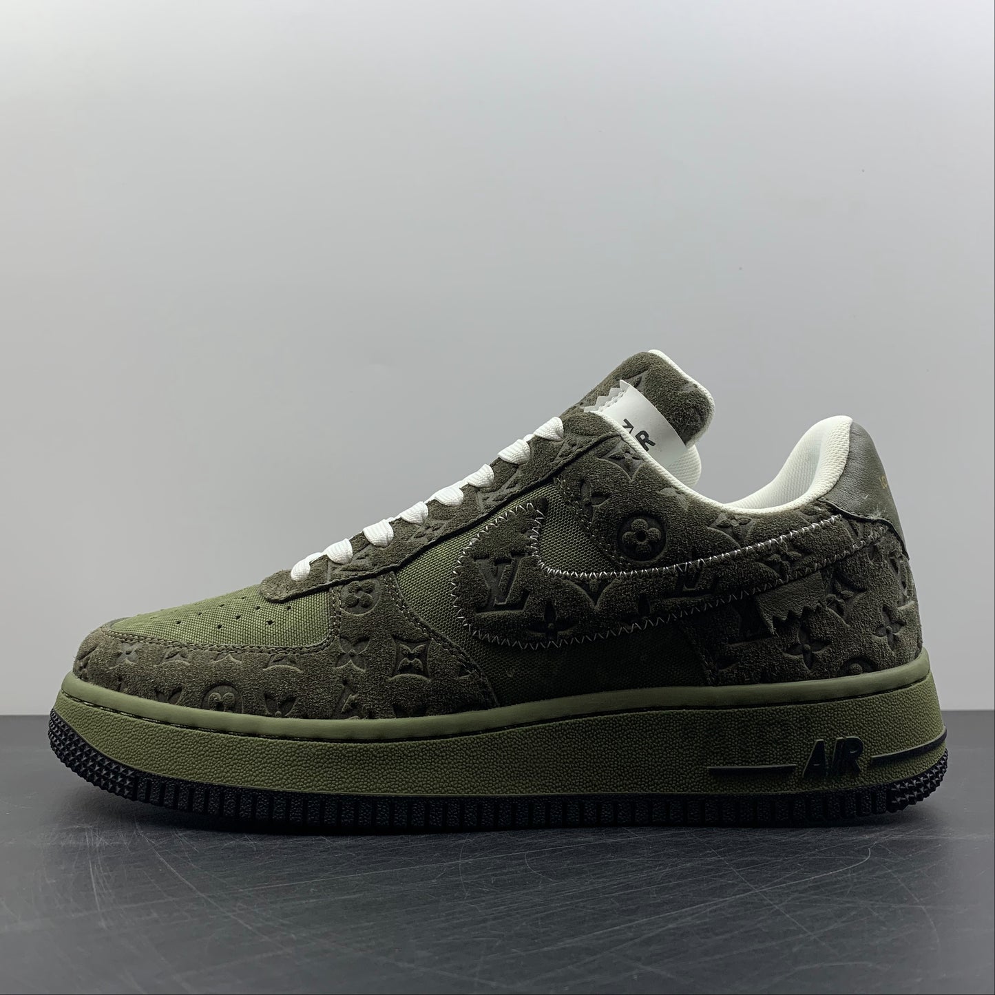 NIKE Air Force 1 LV