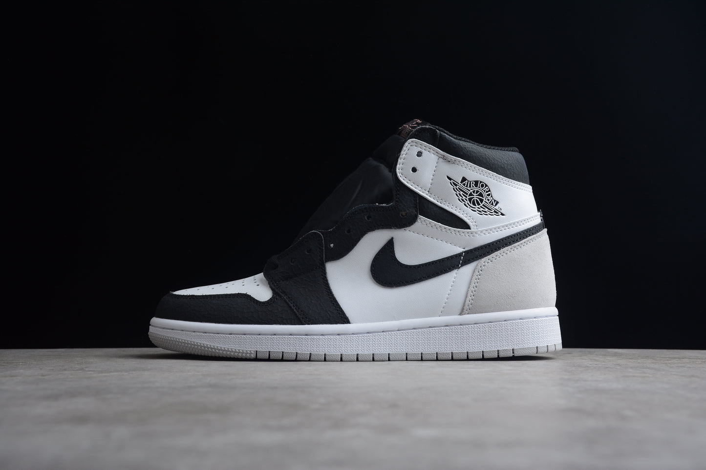 R28 Air Jordan1 High OG "Stage Haze" 555088-108