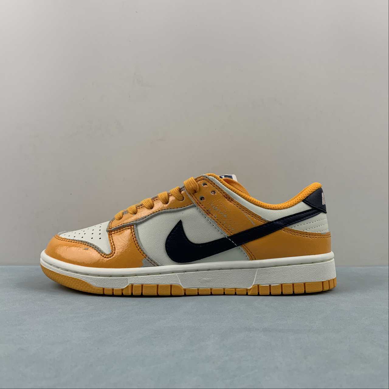 Nike Nike SB Dunk Low Shoes FN3418-100