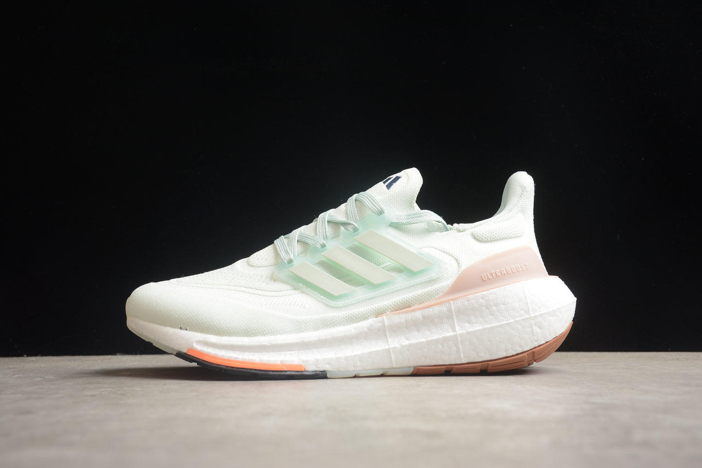 Ad Ultra Boost Light 23  HQ6338