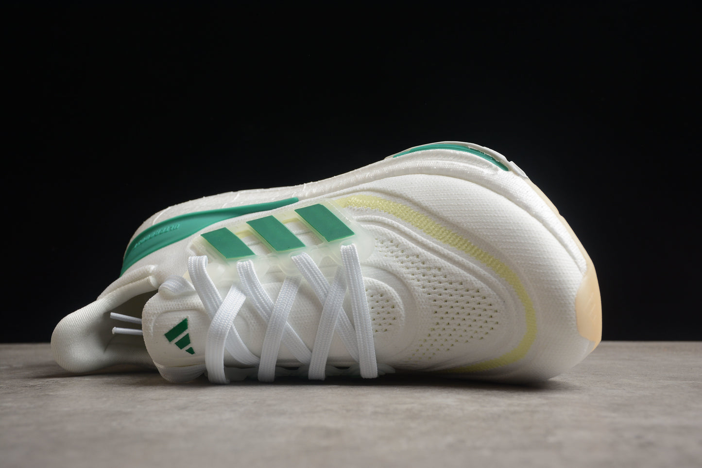 Ad Ultra Boost Light 23 HQ6350