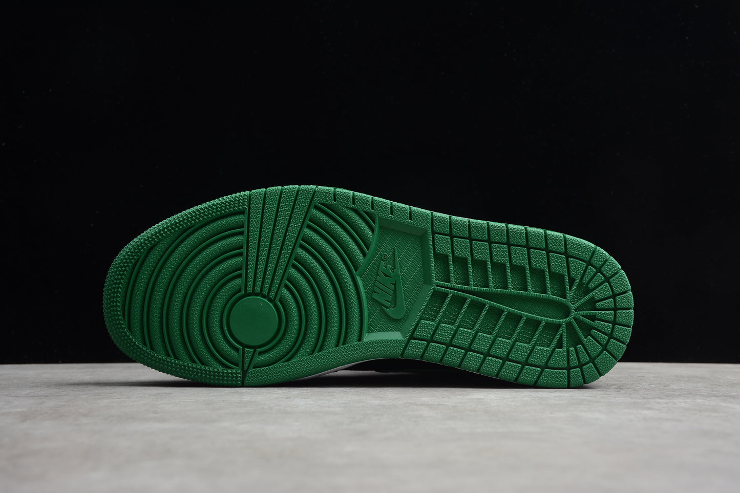 R28 AJ1  555088-030