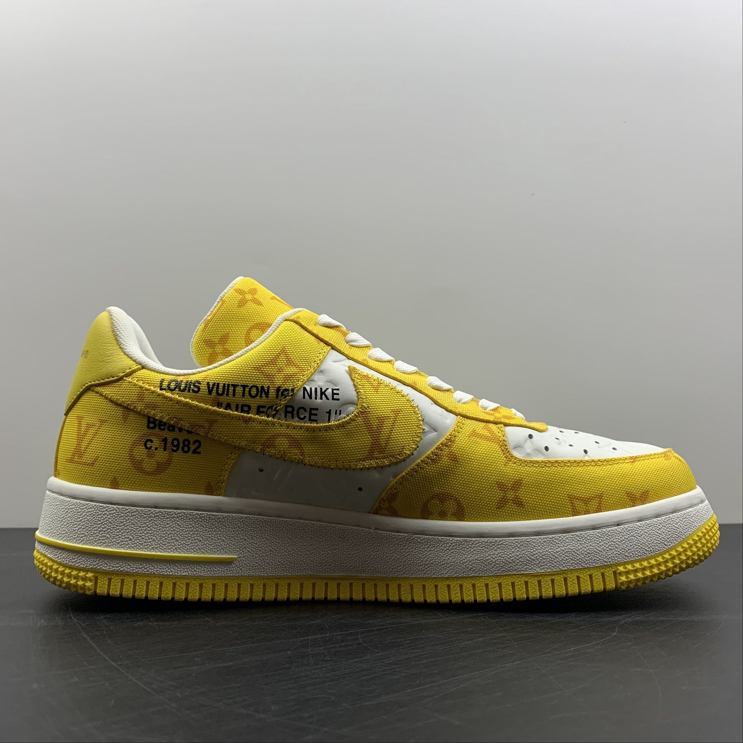 NIKE Air Force 1 LV